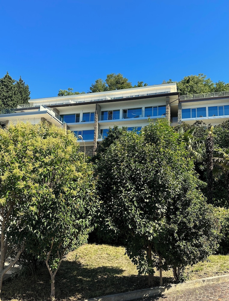 Maximilian's Residence 36/43
