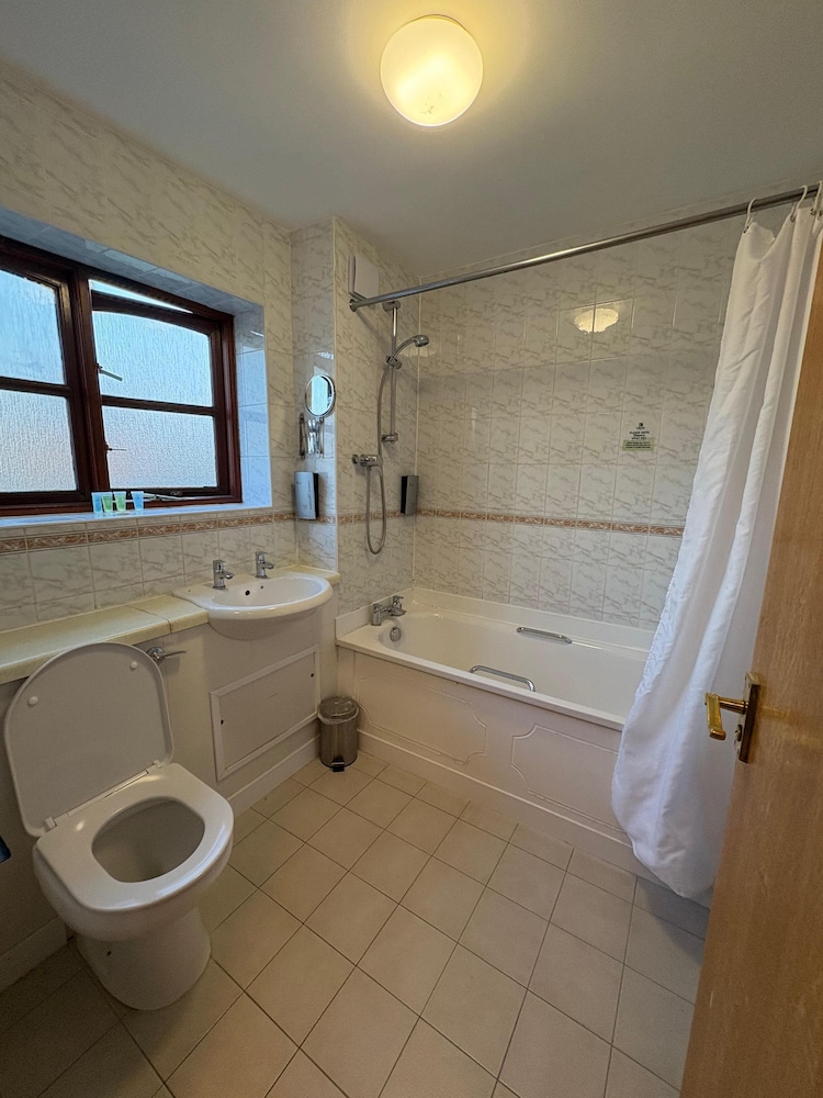 Tollgate Hotel And Leisure 20/20