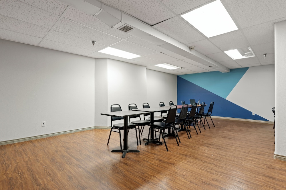 Days Inn by Wyndham Thornton 48/59