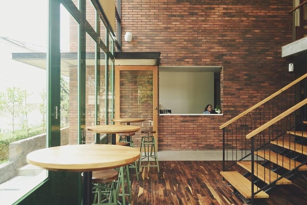 Oliver's Hostelry 24/26