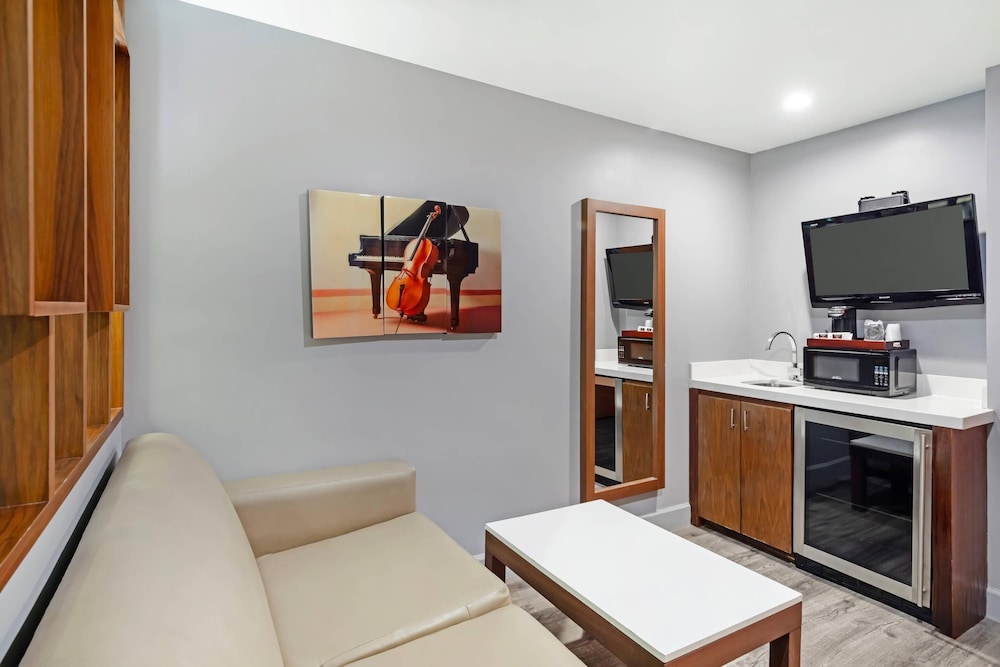 BLVD Hotel and Studios Universal-Hollywood, an Ascend Collection Hotel 69/75