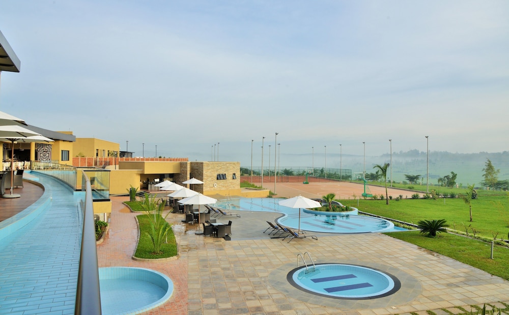 Mantis Epic Hotel And Suites 58/63