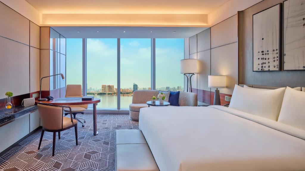Junior Suite, King Bed, Canton Tower View