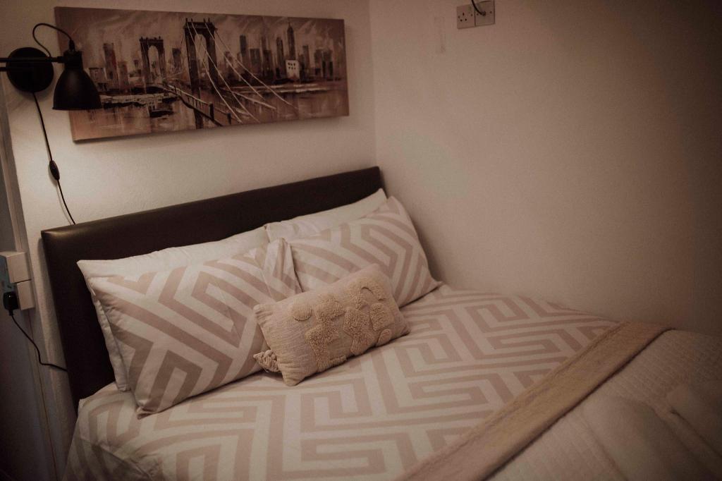 غرفة بسرير مزدوج وسرير فردي بحمام مشترك، 16 PILRIG GUEST HOUSE 2/3