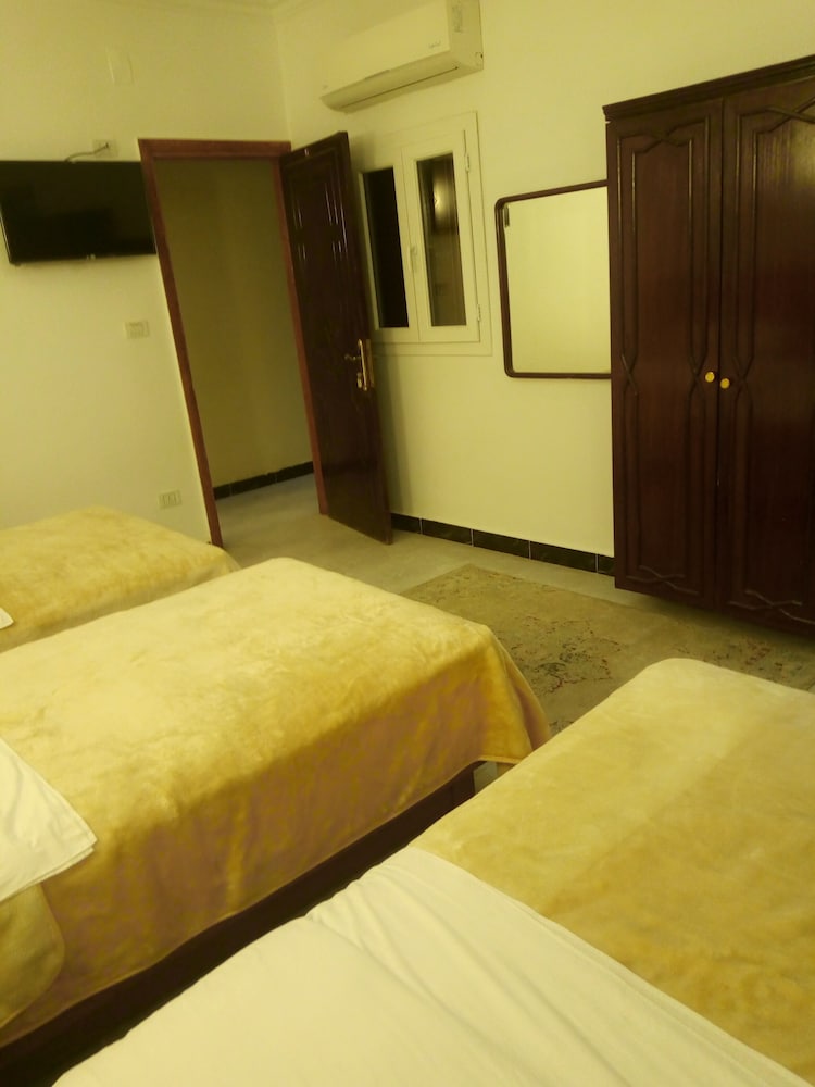 ROOM, TRIPLE, PRIVATE BATHROOM