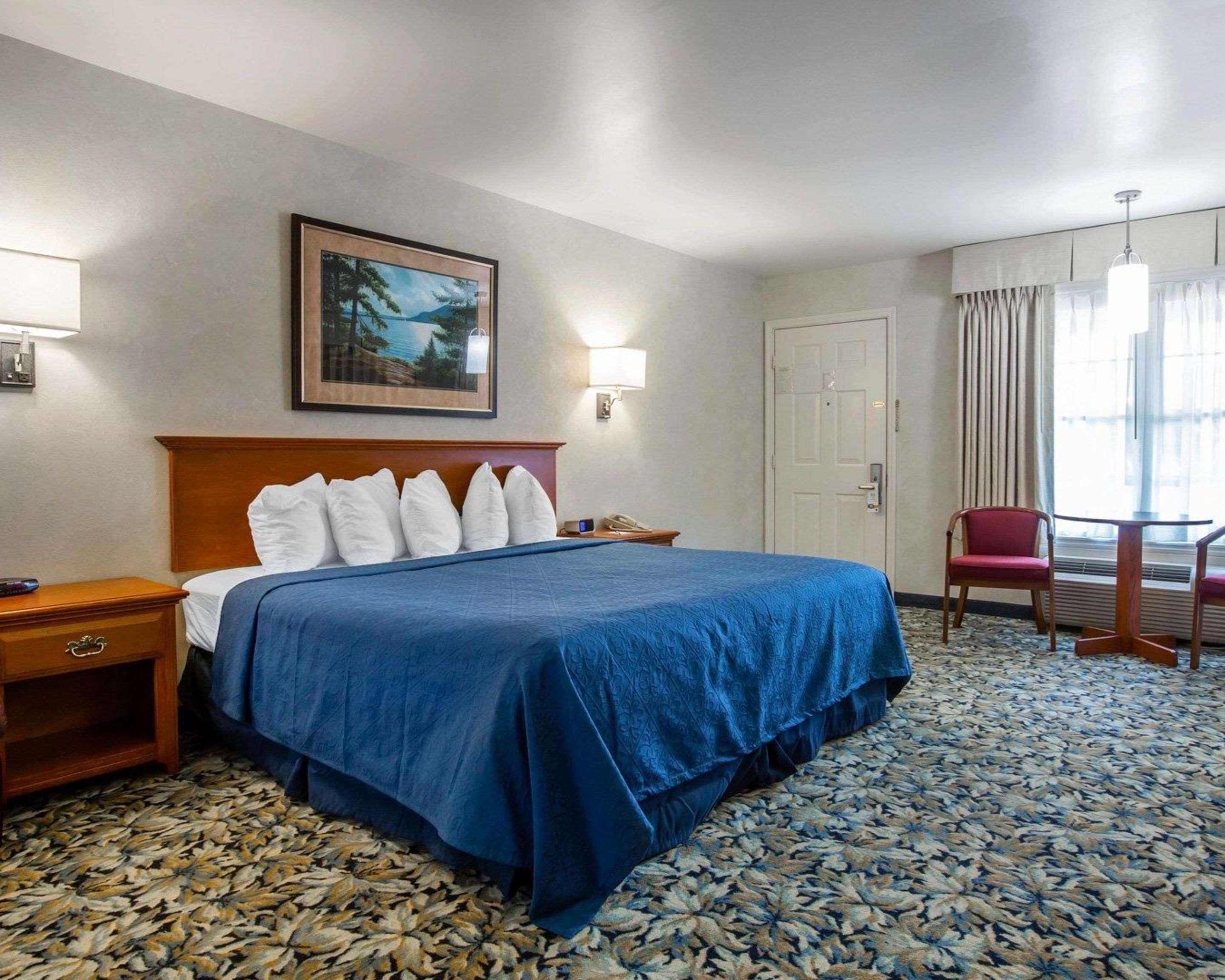 ROOM, KING BED