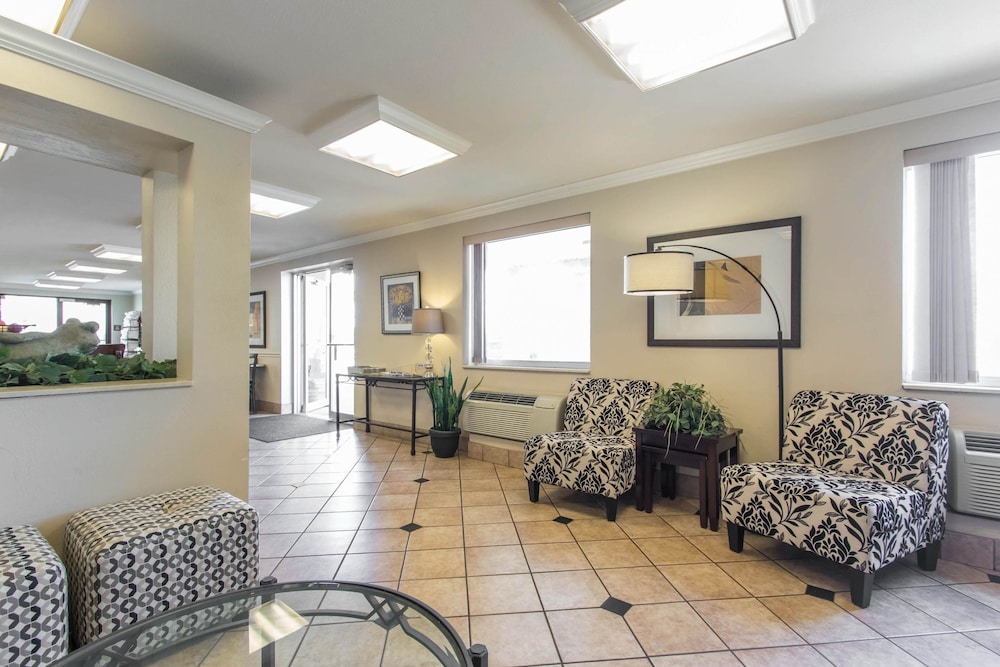 Econo Lodge Inn and Suites Joplin MO 30/42
