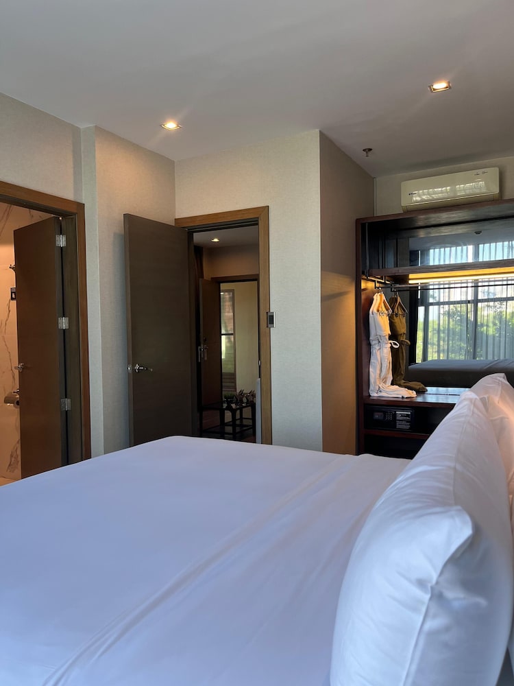 The Henry Hotel Roost Bacolod 30/93