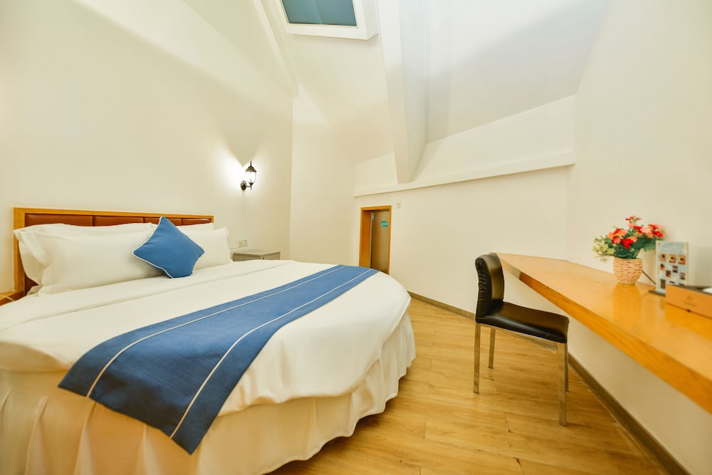 Inland, Executive, Queen Bed