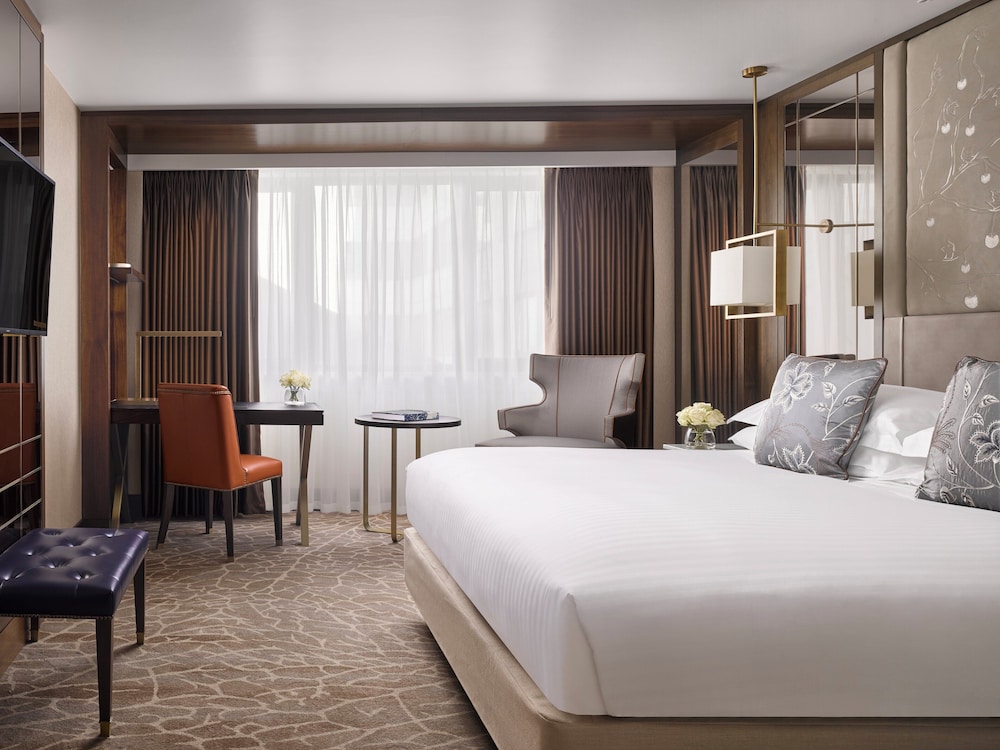 COZY, KING BED, MAYFAIR FLOOR