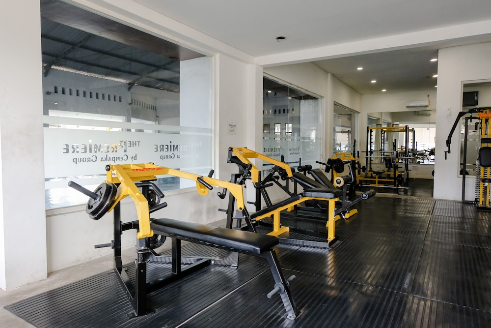 SUPER OYO Townhouse OAK Series Style Hotel Jember 12/21