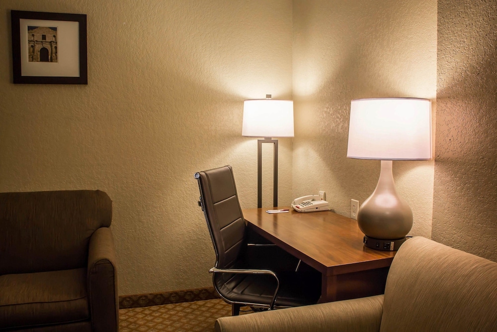 Comfort Suites San Antonio SeaWorld - Lackland AFB 38/39