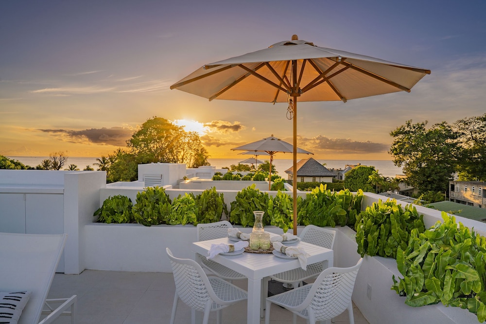 Palm Grove Villas and Hotel 23/27