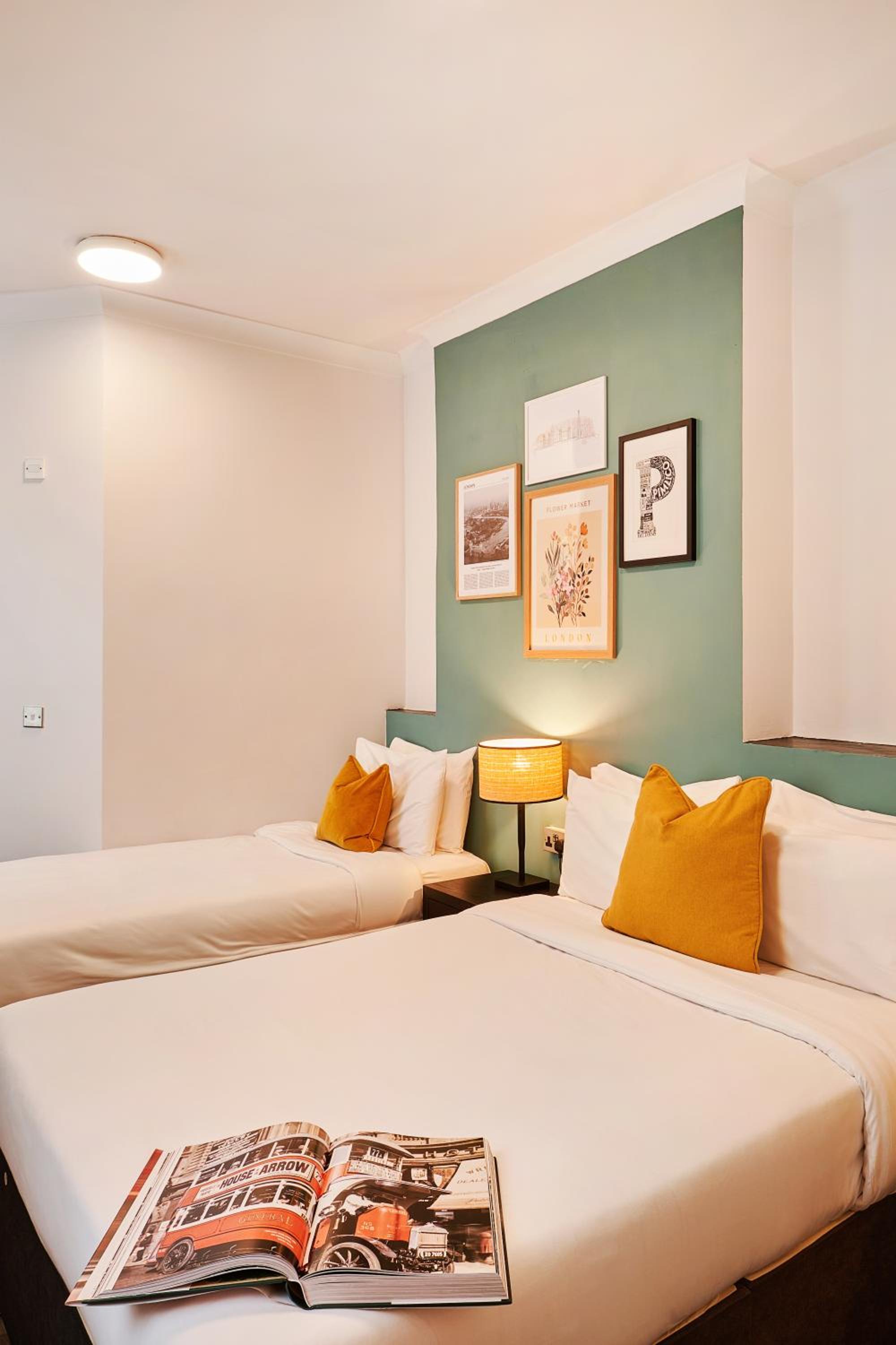 Room, Quadruple