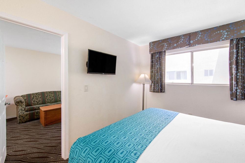 جناح استوديو بسرير كينج مع أريكة، Howard Johnson Suites by Wyndham San Diego Chula Vista/BayFt 5/8