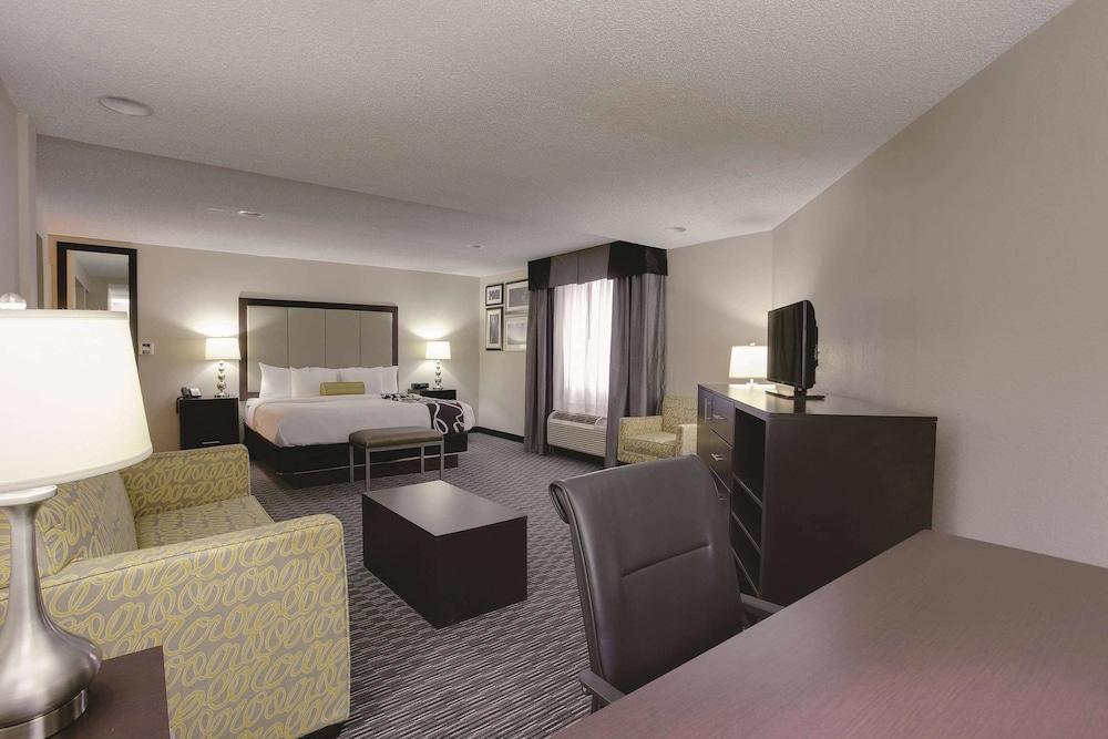 La Quinta Inn & Suites by Wyndham Detroit Metro Airport 35/55