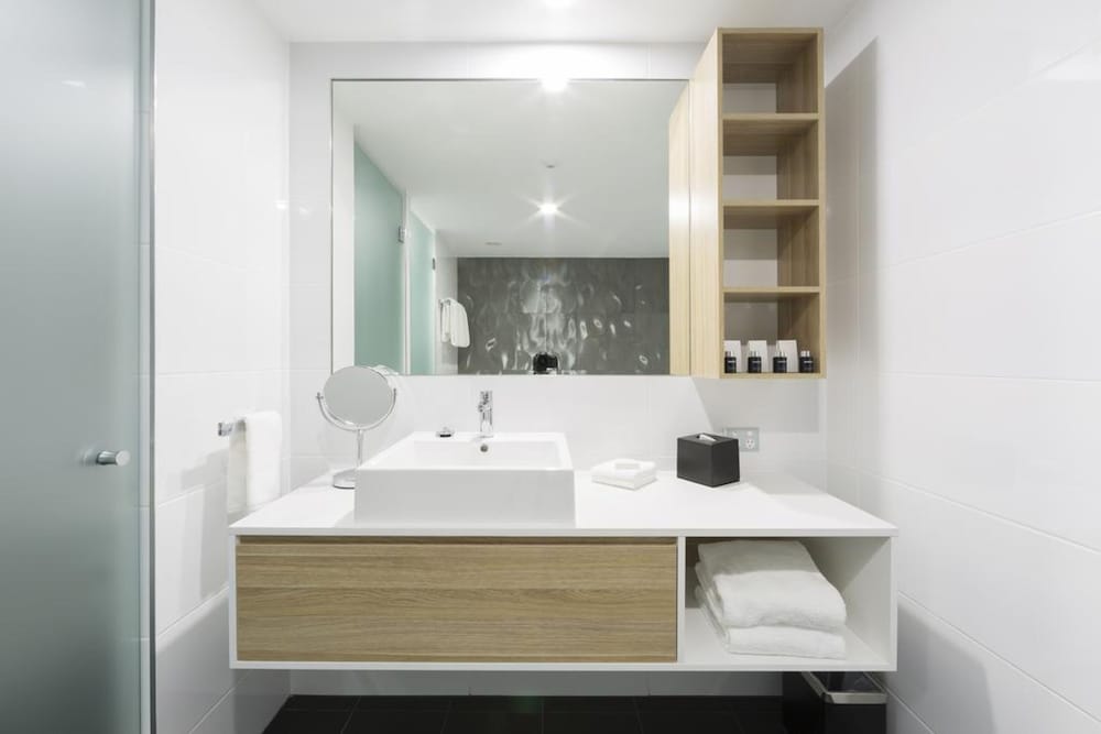 AVENUE HOTEL CANBERRA 10/59