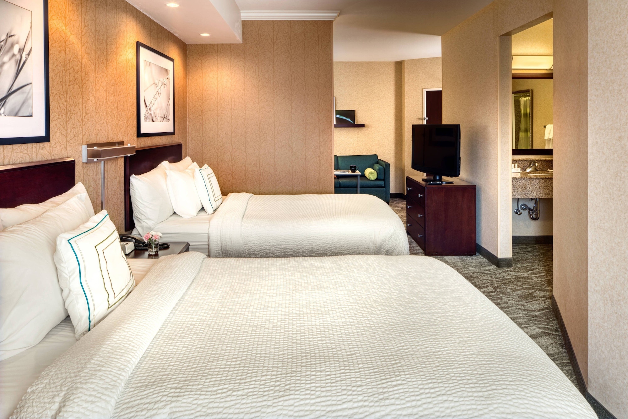 suite, multiple beds