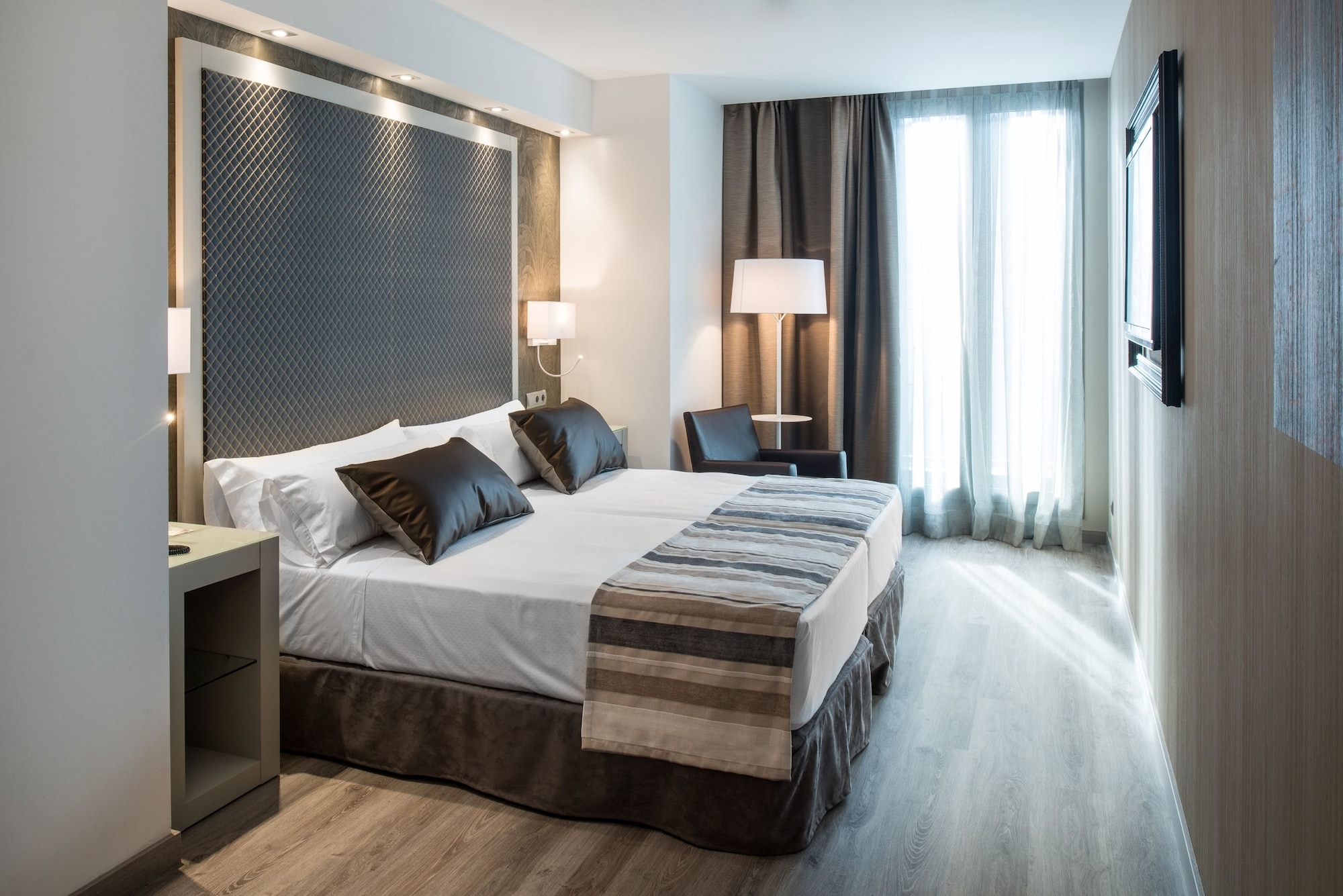 ROOM, DOUBLE OR TWIN BED