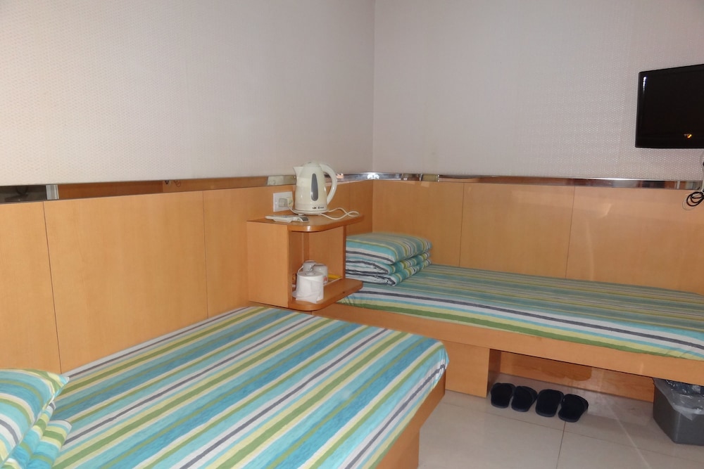 Family, 1 Single and 2 Double Beds، Fortune Hotel 2/3