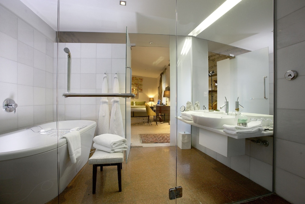 SIGNATURE, SUITE