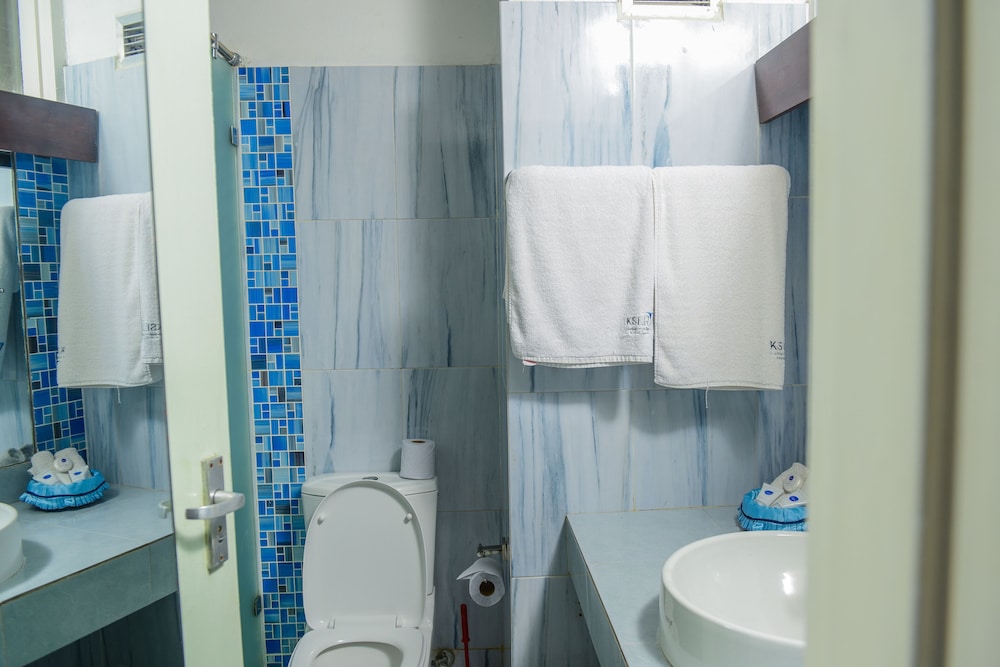 Mombasa Beach Hotel 38/39