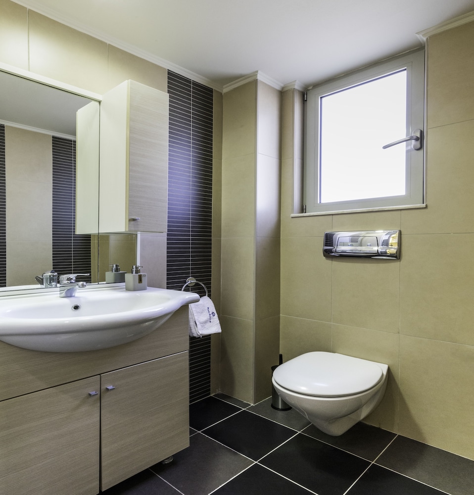 Rhodes Central Suite 35/38