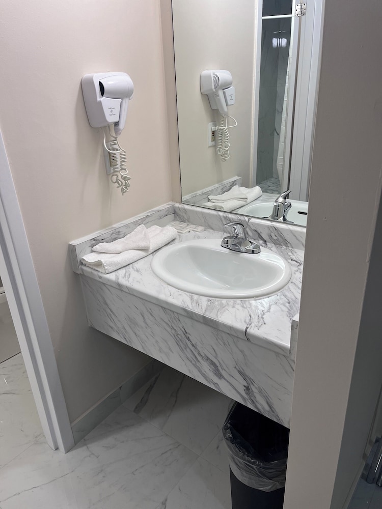 The Universal Inn And Suites 64/67