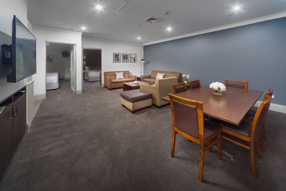 HYDE PARK INN 34/50