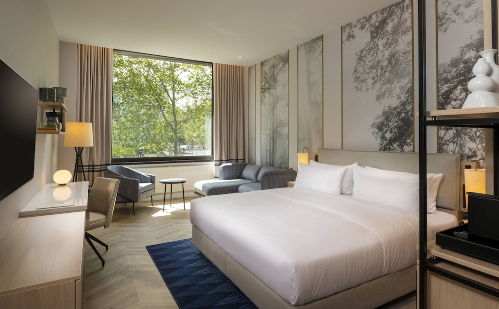 DELUXE, KING BED