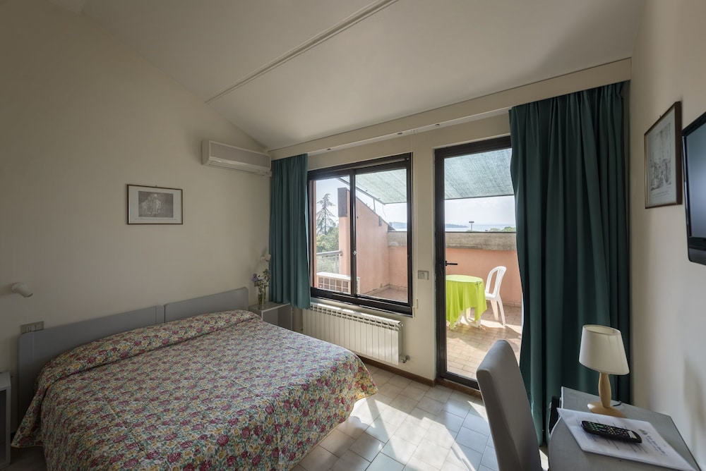 ROOM, DOUBLE BED
