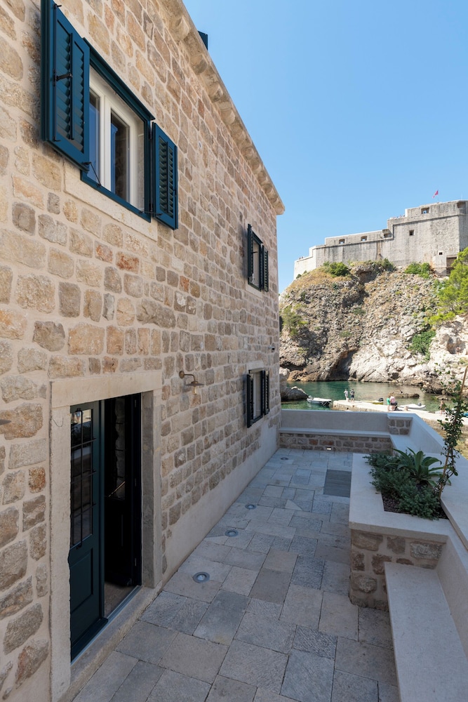 Sea Rocks Residence 17/40