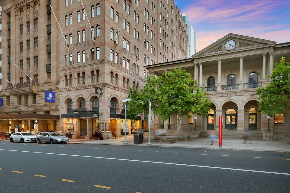 The Manor Apartment Hotel 51/56