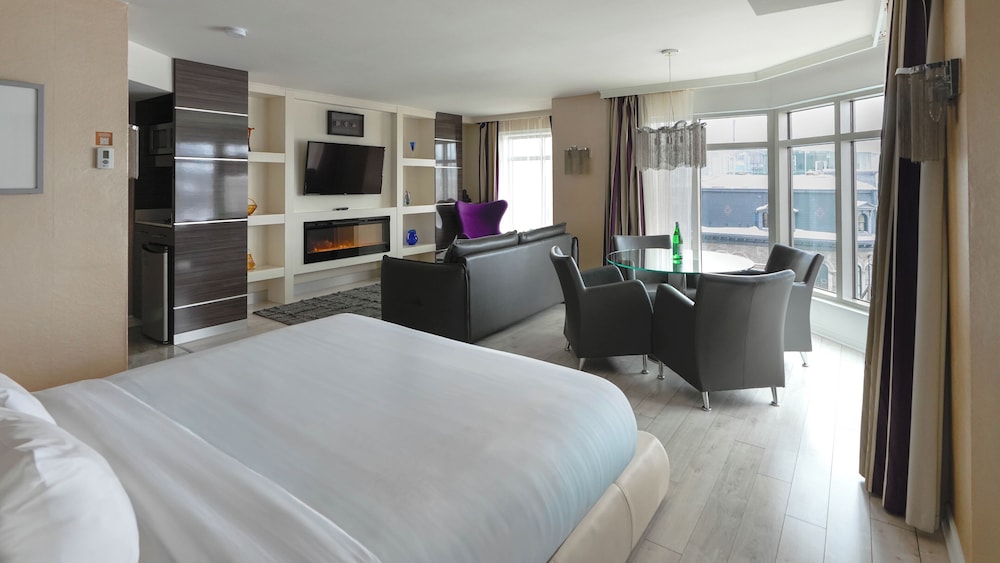 LUXURY, STUDIO, KING BED, PANORAMIC CITY VIEW, SOFA