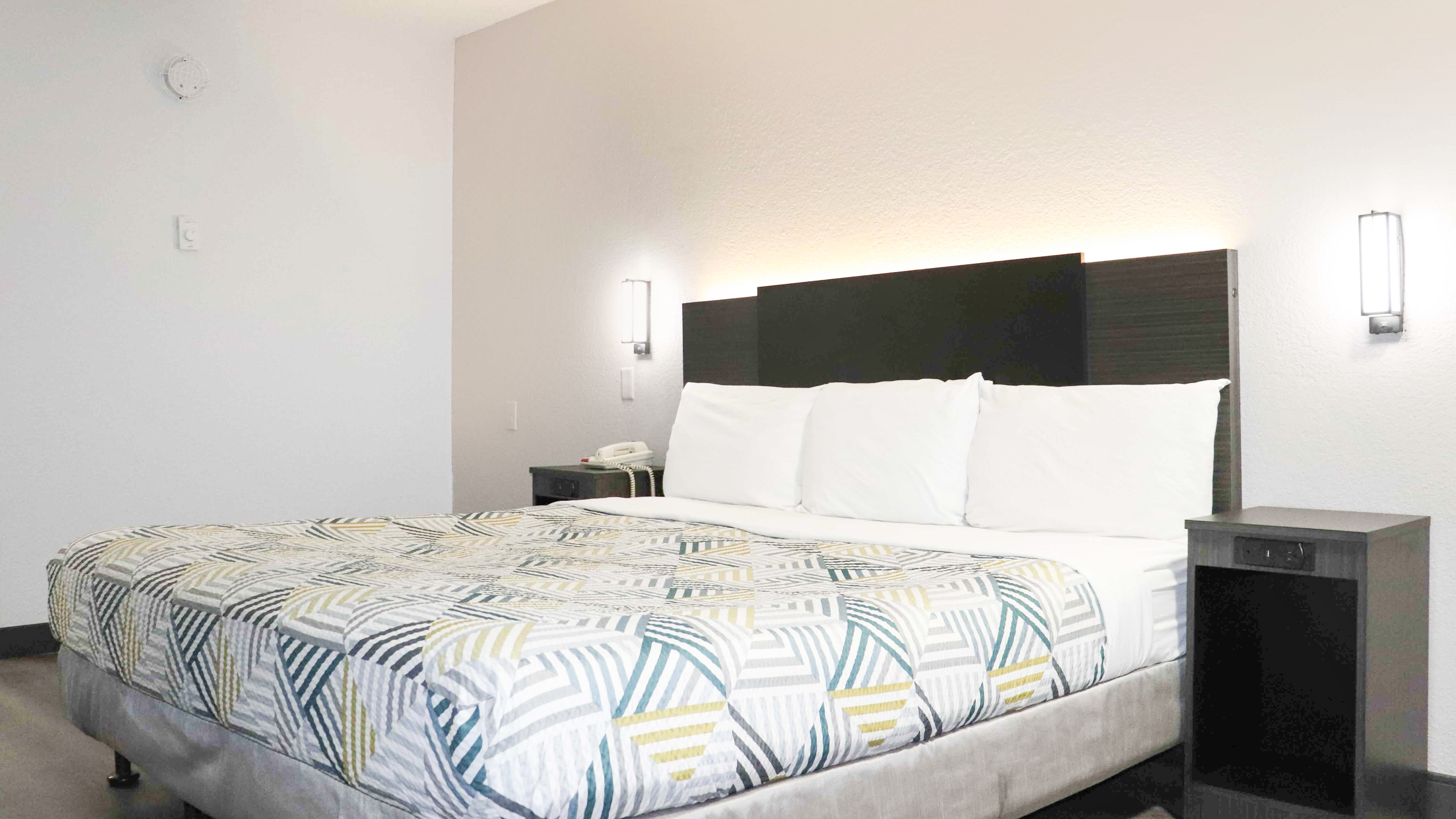 1 Full Bed - Mobility Accessible Ri Shwr