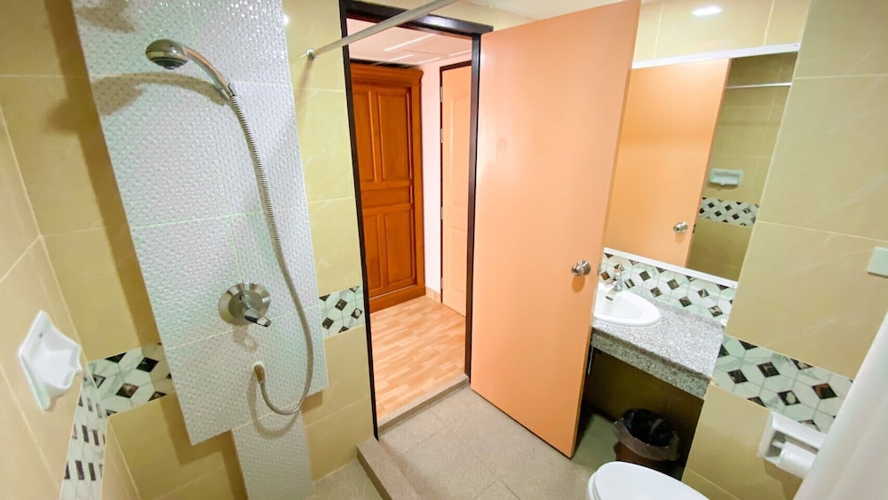 A.A. Pattaya Golden Beach Hotel 43/43