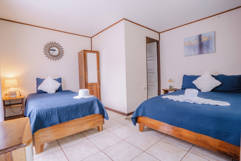 غرفة قياسية ثلاثية بسرير مزدوج وسرير فردي، Dreams Lodge Monteverde 1/10