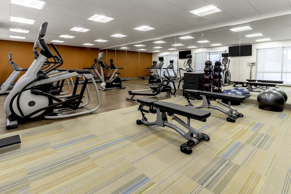 Holiday Inn Express & Suites Milwaukee - West Allis 33/61