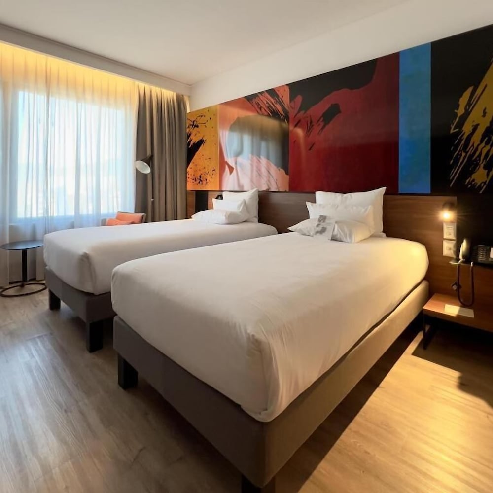 EXECUTIVE, TWIN BEDS