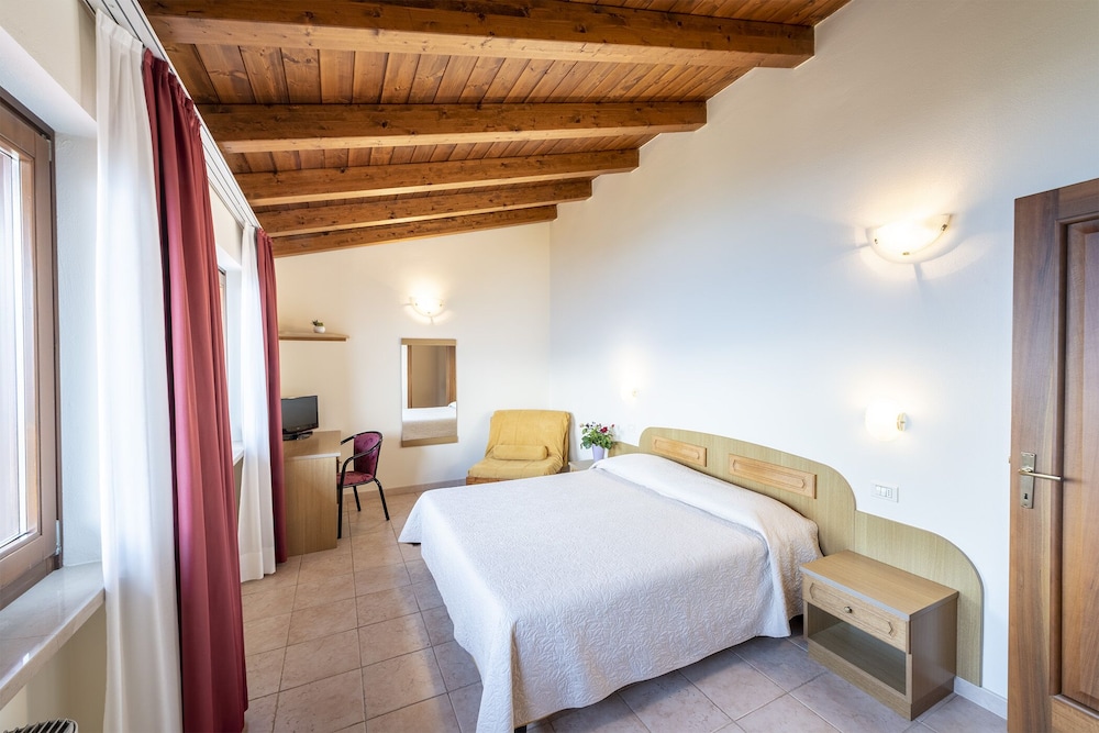 Hotel Pineta Campi 18/90
