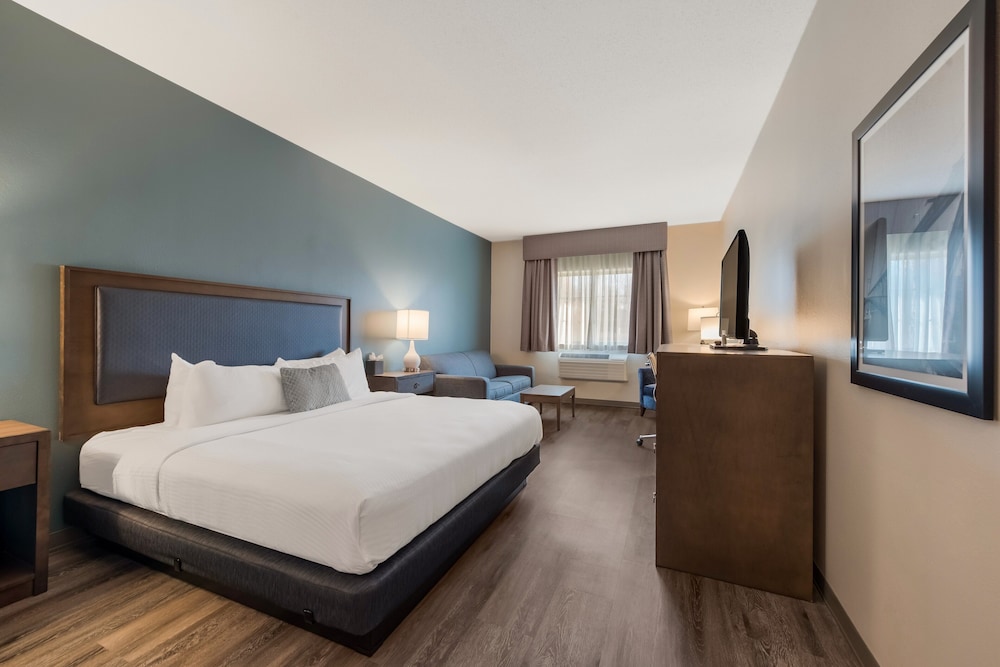 غرفة قياسية بسرير كينج مع أريكة، SureStay Plus Hotel by Best Western Highland Poughkeepsie 2/7