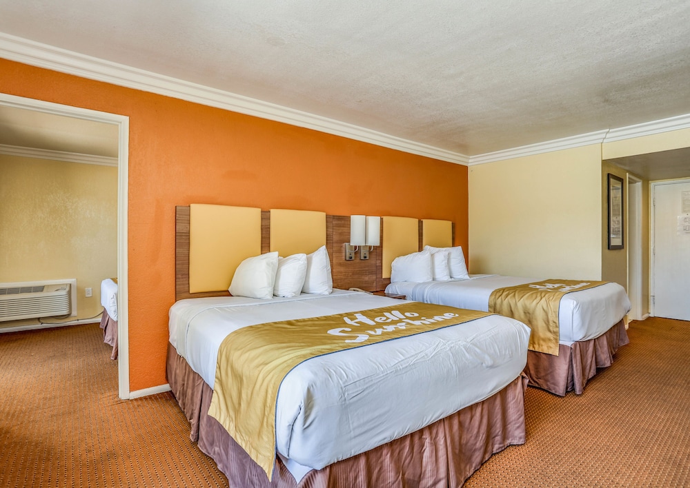 Days Inn by Wyndham Palm Springs 6/25