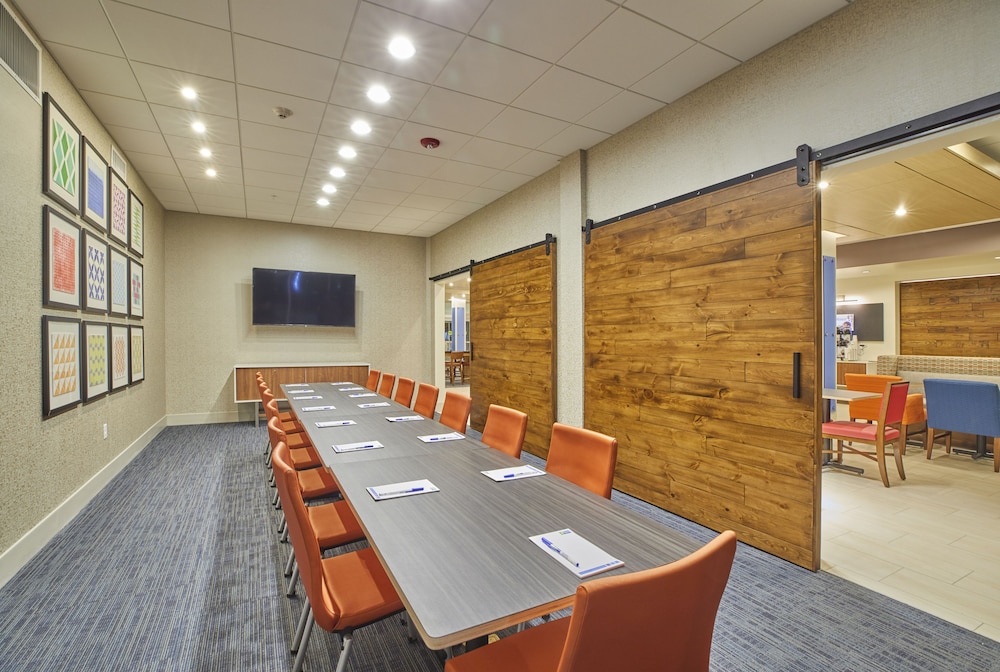 Holiday Inn Express Suites Hermiston Downtown 52/54