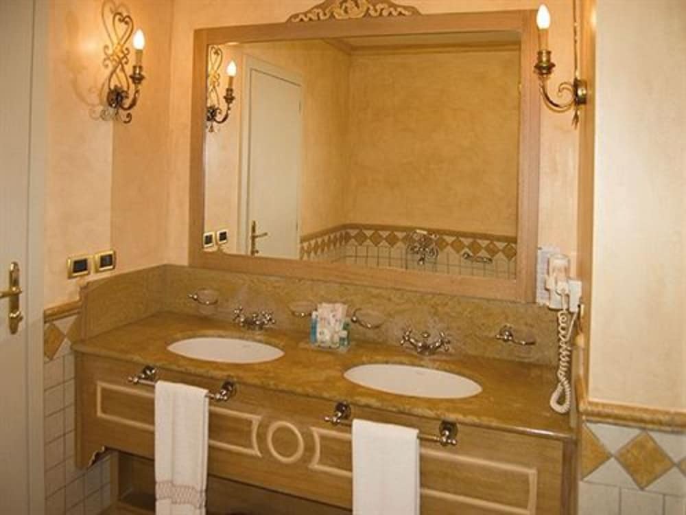 Vip's Motel Luxury Accommodation & Spa 16/72