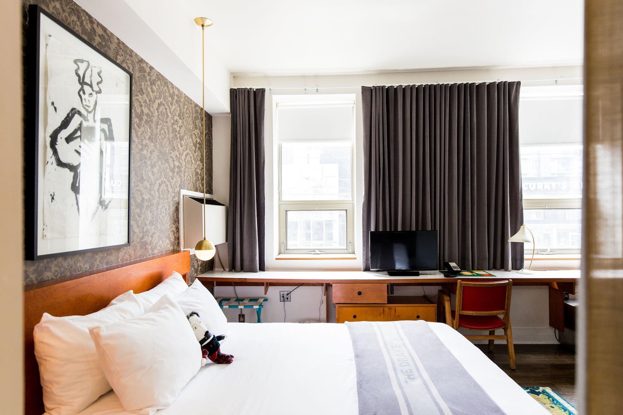 STUDIO, QUEEN BED, CLASSIC WING