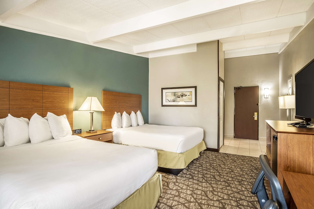 AmericInn by Wyndham Grand Rapids Airport North 21/62