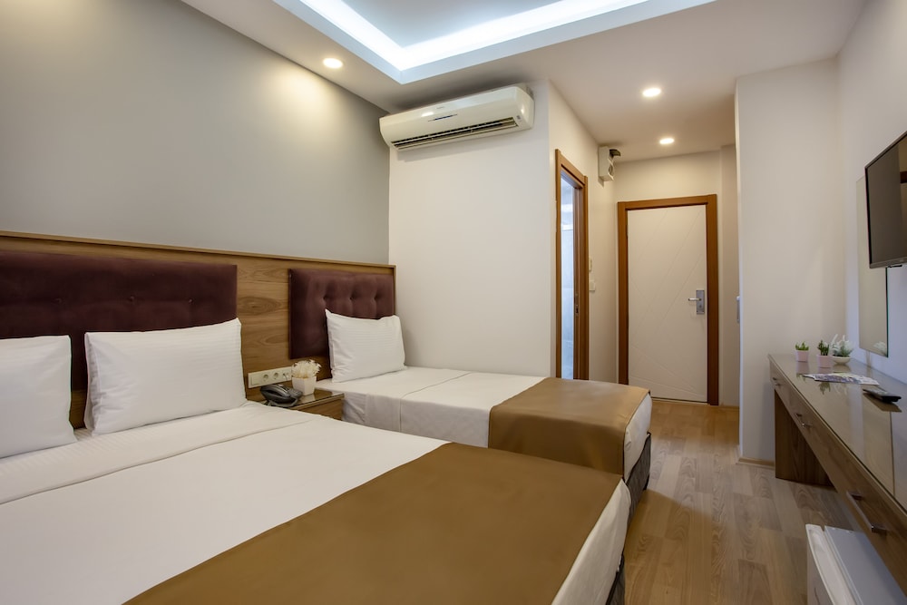 West Palace Hotel 18/50