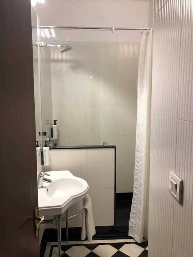 BROADWAY HOTEL 24/25