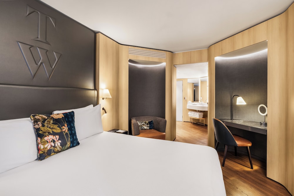 JUNIOR SUITE, FAMILY, KING BED, SOFA