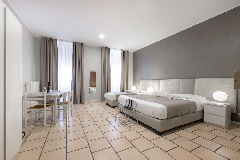 ROOM, TRIPLE, 1 QUEEN AND 1 SINGLE BED